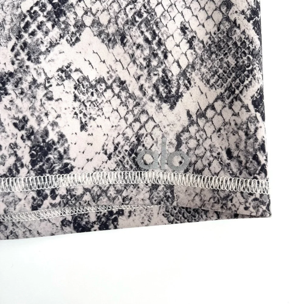 ALO Yoga Snakeskin Vapor Shorts in Bone